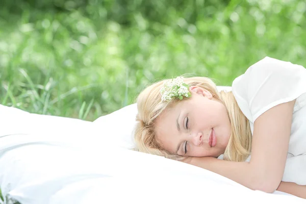 Retrato ao ar livre de jovem mulher feliz relaxante no backgr natural — Fotografia de Stock