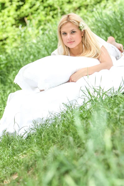 Outdoor portrait of young happy woman relaxing on natural backgr — Stock Photo, Image