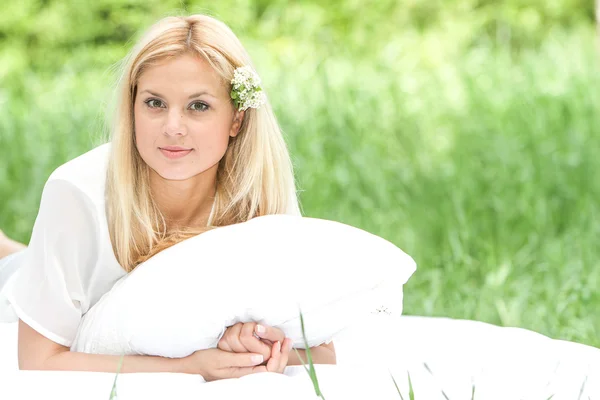 Retrato ao ar livre de jovem mulher feliz relaxante no backgr natural — Fotografia de Stock