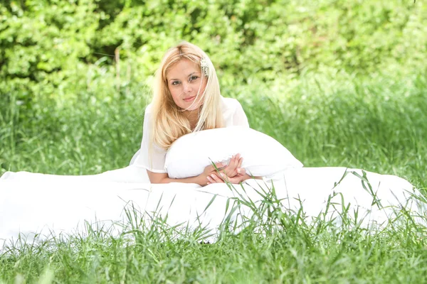Ritratto all'aperto di giovane donna felice rilassante su sfondo naturalegr — Foto Stock