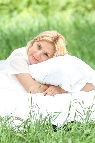 Retrato al aire libre de la joven mujer feliz relajarse en el fondo naturalgr — Foto de Stock