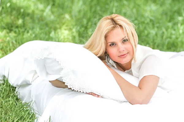 Retrato al aire libre de la joven mujer feliz relajarse en el fondo naturalgr — Foto de Stock