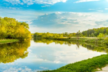 Sakin yaz günü nehir, güneşli manzara resim