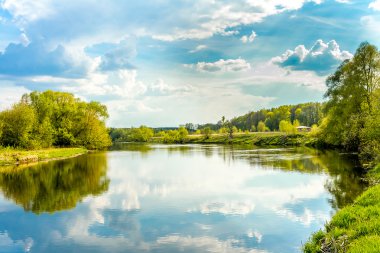 Sakin yaz günü nehir, güneşli manzara resim