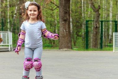 genç kız koruyucu ekipman ve Silindirler geçit üzerinde duruyor