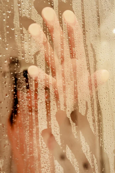 Retrato desfocado de uma mulher tomando banho através da tela do banho — Fotografia de Stock