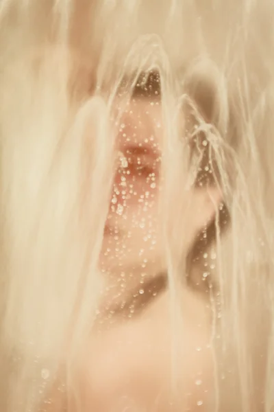 Ofokuserat porträtt av en kvinna duscha genom badet skärmen — Stockfoto