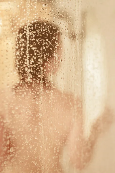 목욕 스크린을 통해 샤워 하는 여자의 산만된 초상화 — 스톡 사진
