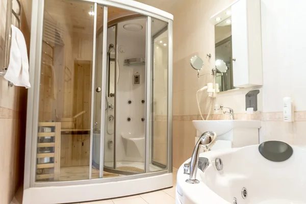 Cabine de sauna spa em banheiro branco, casa ou hotel — Fotografia de Stock