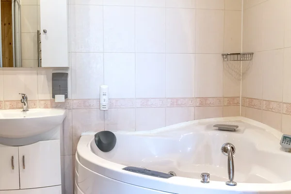Banheira jacuzzi em banheiro branco, casa ou hotel — Fotografia de Stock