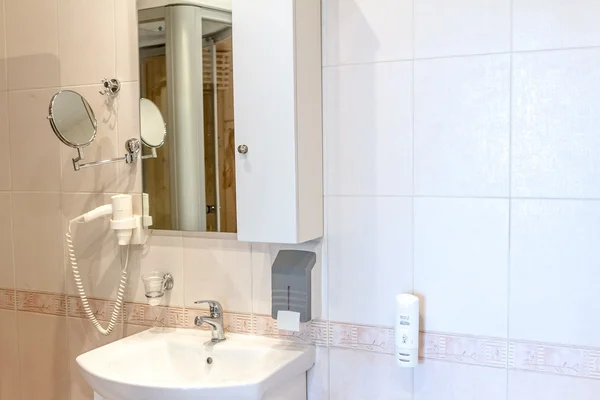 Beyaz bir banyo musluk — Stok fotoğraf