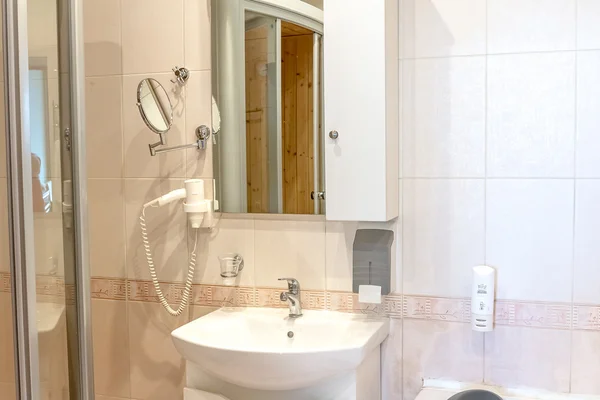 Beyaz bir banyo musluk — Stok fotoğraf