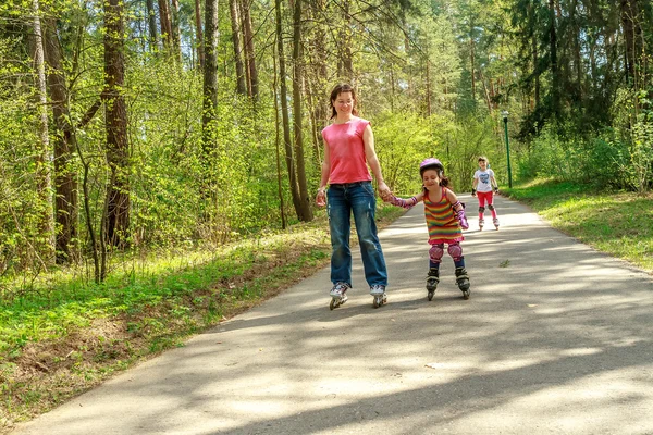 Junges Mädchen in Schutzausrüstung und Rollschuhen, die mit Motte kratzen — Stockfoto