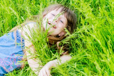 Bahar park kız güzel çocuk. Mutlu bir çocukluk eğleniyor sıklıkta