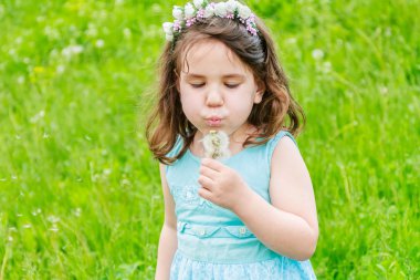 Bahar park karahindiba çiçekli kız güzel çocuk. Mutlu