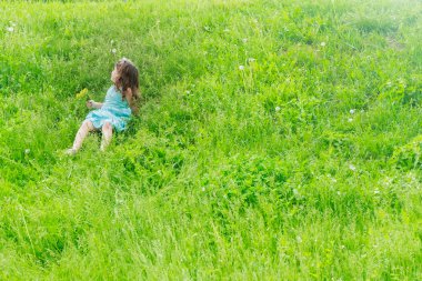 Bahar park karahindiba çiçekli kız güzel çocuk. Mutlu