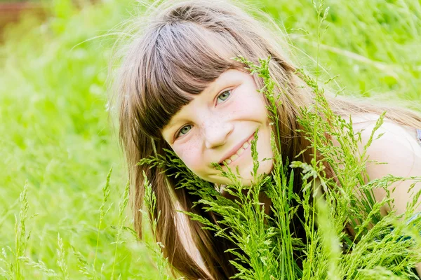 Beautiful child girl in spring park. Happy kid having fun outdoo — Stock Photo, Image
