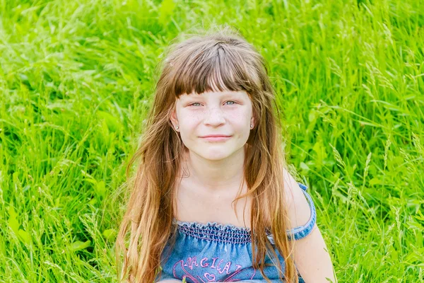 Vackra barn flicka i vår park. Glada barn ha roligt utomhu — Stockfoto