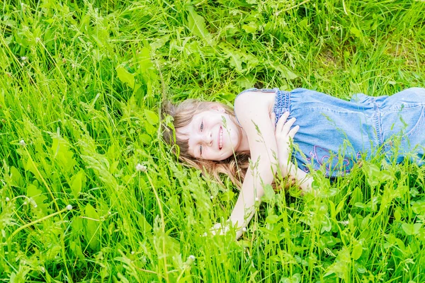 Beautiful child girl in spring park. Happy kid having fun outdoo — Stock Photo, Image
