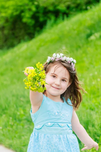 Menina bonita no parque da mola. Criança feliz se divertindo outdoo — Fotografia de Stock