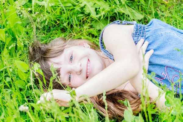 Hermosa niña en el parque de primavera. Niño feliz divirtiéndose outdoo —  Fotos de Stock