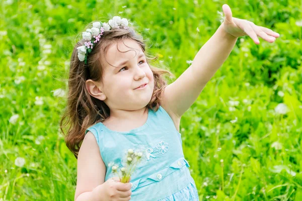 Bella bambina con fiore di tarassaco nel parco primaverile. Felice. — Foto Stock