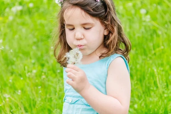 Beautiful child girl with dandelion flower in spring park. Happy — Stock Photo, Image