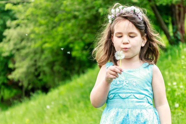 Piękne dziecko dziewczynka kwiat mniszek w parku wiosną. Szczęśliwy — Zdjęcie stockowe
