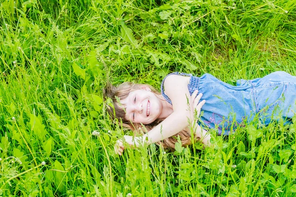 Hermosa niña en el parque de primavera. Niño feliz divirtiéndose outdoo —  Fotos de Stock