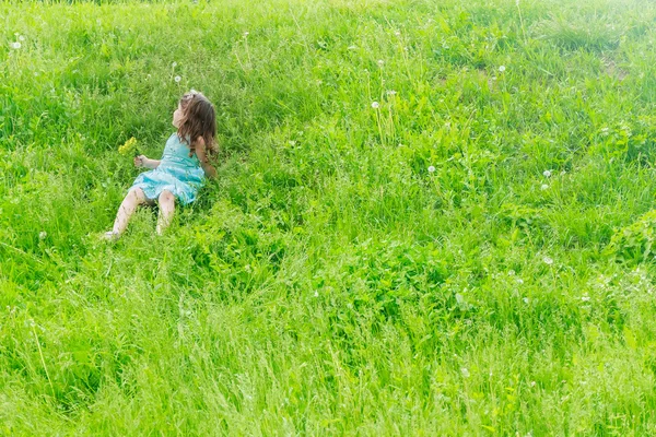 Beautiful child girl with dandelion flower in spring park. Happy — Stock Photo, Image