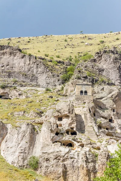 Wardzia jest witryną klasztor jaskini, wydobyty z Erusheti Mountai — Zdjęcie stockowe