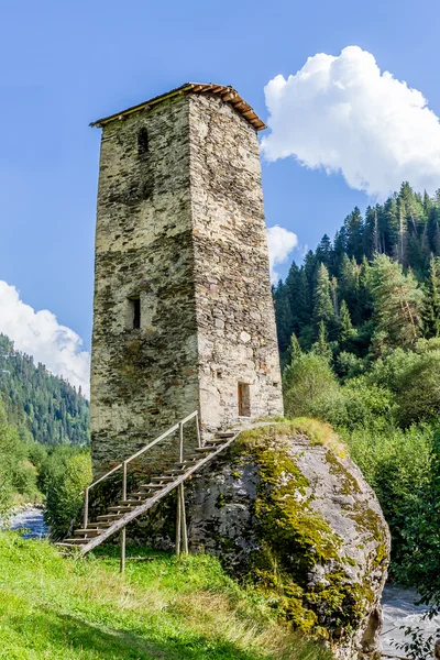 Antigua torre de piedra en Georgia, fondo de montaña —  Fotos de Stock