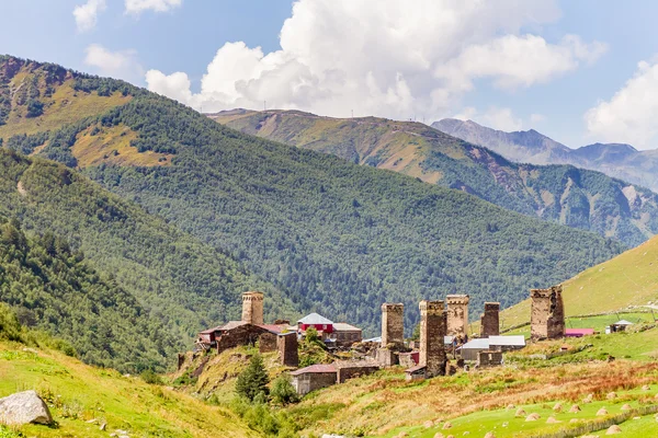 Gürcistan, dağ arka plan antik taş kule — Stok fotoğraf