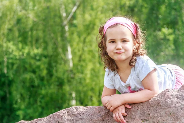 Hermosa niña en el parque de primavera. Niño feliz divirtiéndose outdoo — Foto de Stock