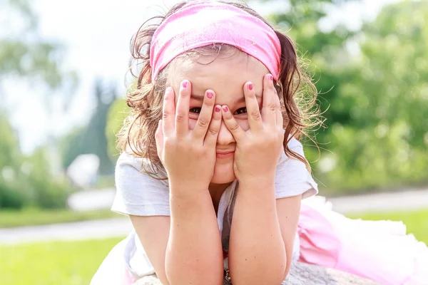 Hermosa niña en el parque de primavera. Niño feliz divirtiéndose outdoo —  Fotos de Stock