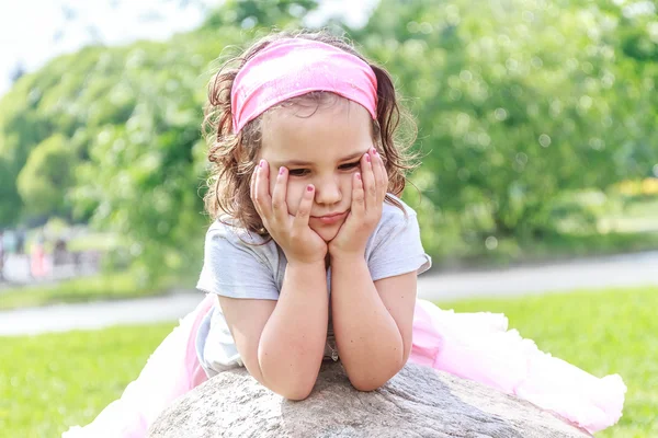 Menina bonita no parque da mola. Criança feliz se divertindo outdoo — Fotografia de Stock