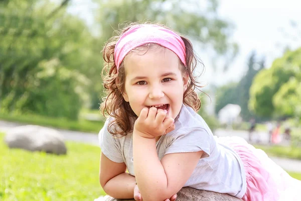 Hermosa niña en el parque de primavera. Niño feliz divirtiéndose outdoo — Foto de Stock