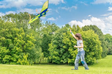 Genç mutlu çocuk çocuk brightkite Park ile oynarken. Ho yaz