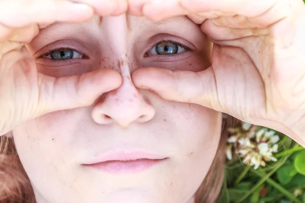 Retrato ao ar livre de menina criança no fundo natural — Fotografia de Stock