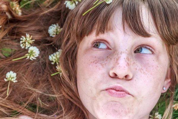 Retrato al aire libre de niña sobre fondo natural —  Fotos de Stock