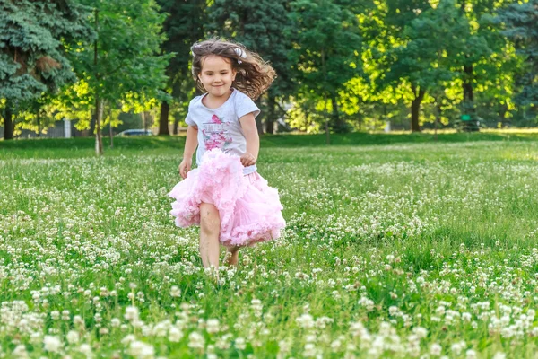 Ritratto all'aperto di giovane bambina su sfondo naturale — Foto Stock