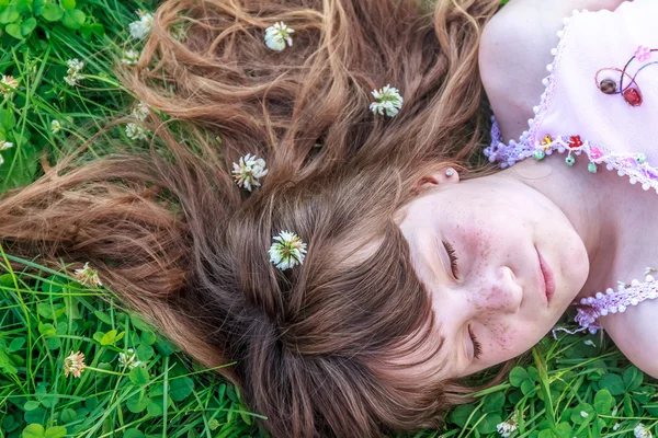 年轻的孩子女孩自然背景的室外肖像 — 图库照片