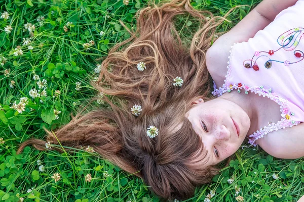 Venkovní portrét předškolní dívky na přírodní pozadí — Stock fotografie