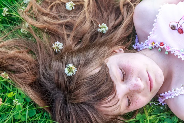 Außenporträt eines kleinen Mädchens auf natürlichem Hintergrund — Stockfoto