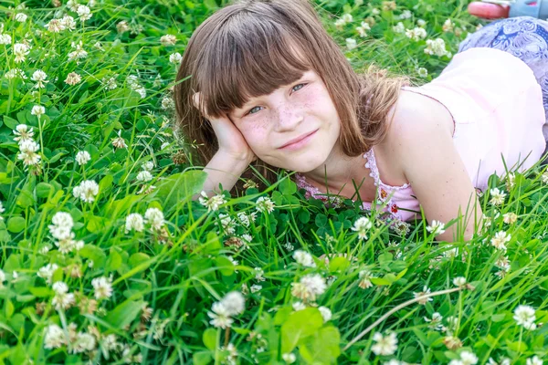 Außenporträt eines kleinen Mädchens auf natürlichem Hintergrund — Stockfoto