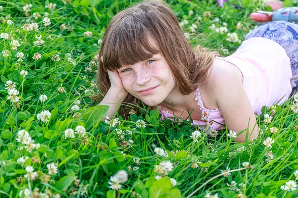 Plenerowej młode dziecko dziewczynka na naturalne podłoże — Zdjęcie stockowe
