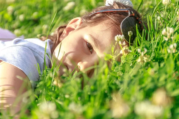 Genç çocuk kız doğal zemin üzerine açık portresi — Stok fotoğraf