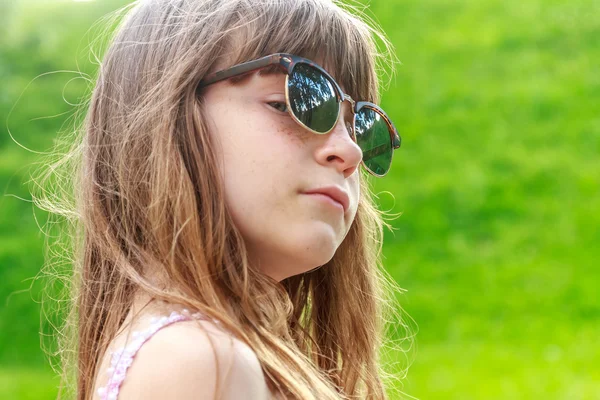 Retrato al aire libre de niña sobre fondo natural — Foto de Stock