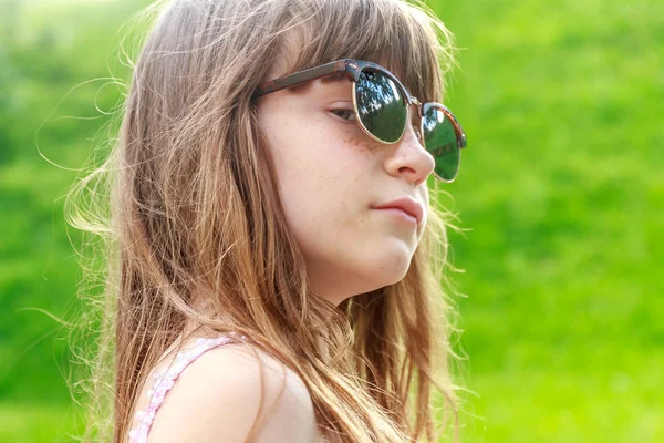Außenporträt eines kleinen Mädchens auf natürlichem Hintergrund — Stockfoto