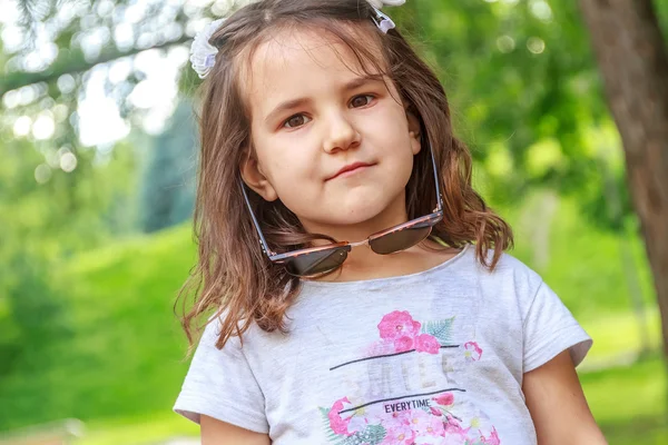 Ritratto all'aperto di giovane bambina su sfondo naturale — Foto Stock